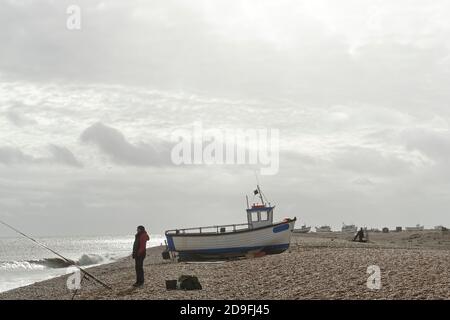 Eine düstere windgepeitschte Szene des Dungeness Beach in Kent, Großbritannien Stockfoto