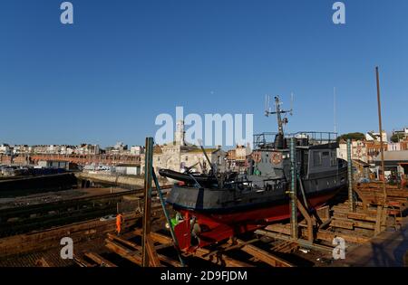 Der Royal Harbour in Ramsgate in Kent. Ein Fischereihafen auf der Isle of Thanet, Teil der Grafschaft Kent, Großbritannien. Ein Fischereifahrzeug wird repariert. Stockfoto