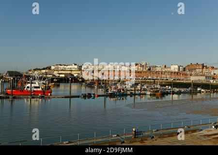 Der Royal Harbour in Ramsgate in Kent. Ein Fischereihafen auf der Isle of Thanet, Teil der Grafschaft Kent, Großbritannien. Stockfoto