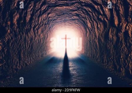 Christliche Religion. Illustration mit Kreuz von jesus christus und Auferstehungskonzept.Tunnel zum Tod.Wissenschaft und Religion. Stockfoto