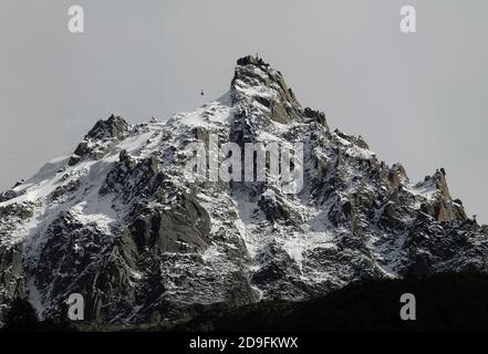 Die höchste vertikale Aufstiegsbahn der Welt benötigt nur 20 Minuten, um den 12,605 m hohen Gipfel der Aiguille du Midi im Mont Blanc-Massiv, Haute-Savoie, Auvergne-Rhône-Alpes, Frankreich, von der Stadt Chamonix aus zu erklimmen und bietet einen herrlichen Blick auf die französischen und italienischen Alpen. Vom Gipfel aus verbindet eine weitere Seilbahn Frankreich und Italien über den Mont-Blanc-Tunnel und die Grenze zum 11,358 m hohen Gipfel Pointe oder Punte Helbronner. Stockfoto