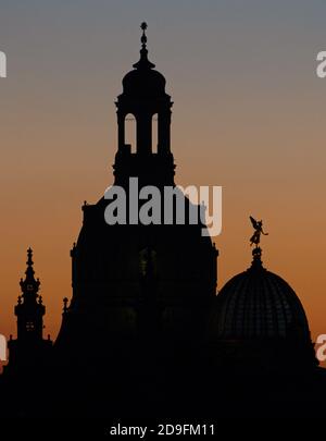 Dresden, Deutschland. November 2020. Abendrot ist hinter der Altstadt mit der Frauenkirche (l-r), der Kuppel der Kunstakademie und dem Engel 'Fama' zu sehen. Quelle: Robert Michael/dpa-Zentralbild/ZB/dpa/Alamy Live News Stockfoto