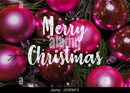 Rosa Kugel Weihnachtsschmuck auf grünen Kiefernästen. Stockfoto