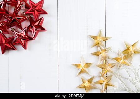 Draufsicht auf rote weihnachtssterne und Lichter auf einem Holztisch mit Kopieplatz Stockfoto