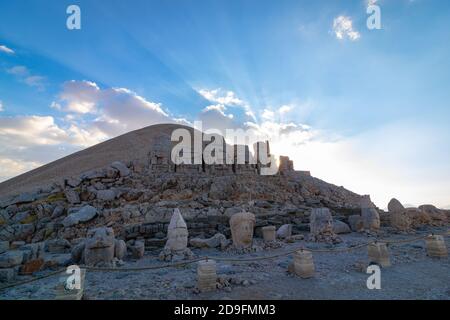 Statuen auf der östlichen Terrasse des Mount Nemrut bei Sonnenuntergang Stockfoto