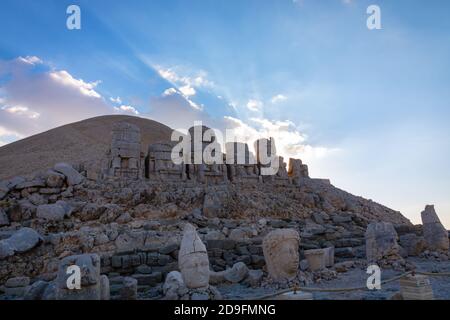 Statuen auf der östlichen Terrasse des Mount Nemrut bei Sonnenuntergang Stockfoto