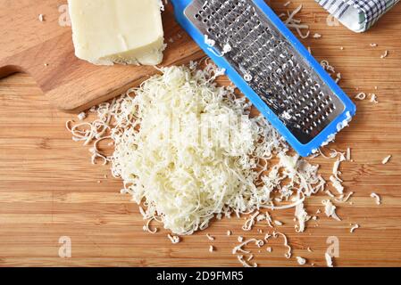 Blick von oben auf fein geriebenen Mozzarella-Käse auf einer Schneide Platine Stockfoto