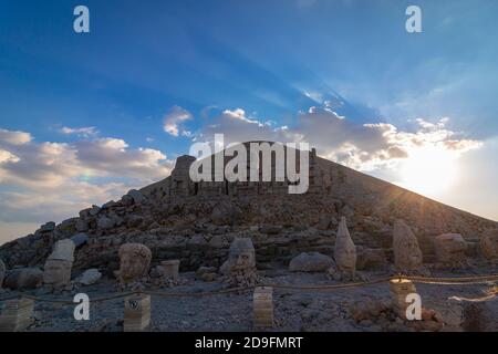 Statuen auf der östlichen Terrasse des Mount Nemrut bei Sonnenuntergang Stockfoto