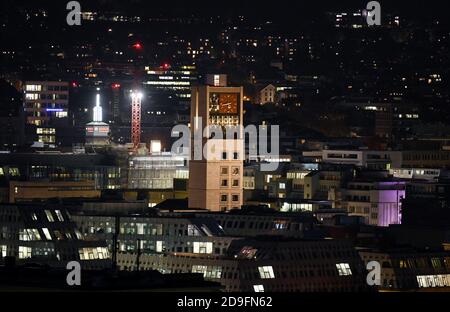 05. November 2020, Baden-Württemberg, Stuttgart: Blick in die Innenstadt mit dem Rathausturm (M). Am 8. November findet in der Landeshauptstadt Baden-Württemberg die Wahl des Oberbürgermeisters statt. Foto: Marijan Murat/dpa Stockfoto