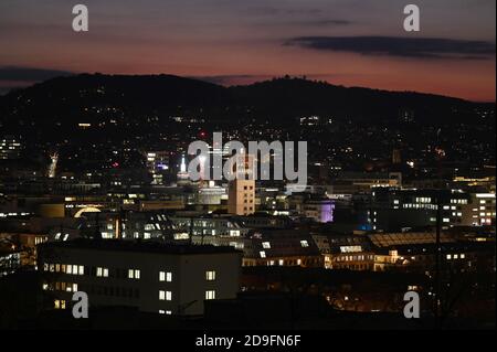 05. November 2020, Baden-Württemberg, Stuttgart: Blick in die Innenstadt mit dem Rathausturm (M). Am 8. November findet in der Landeshauptstadt Baden-Württemberg die Wahl des Oberbürgermeisters statt. Foto: Marijan Murat/dpa Stockfoto