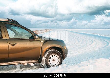 Auto Renault Duster Oder Dacia Duster Suv Auf Winter Snowy Field Landschaft Geparkt. Duster Produziert Gemeinsam Vom Französischen Hersteller Renault Und Stockfoto