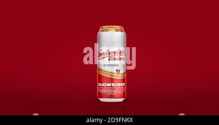 Dose Budweiser Lagerbier auf rotem Hintergrund. Budvar, eines der meistverkauften Biere in der Tschechischen Republik. Hergestellt in Ceske Budejovice von Budweiser Stockfoto