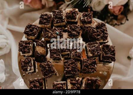 Portionsschnitt Schokoladenkuchen Desserts auf Tellern Stockfoto