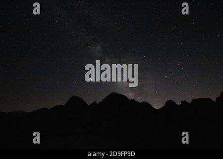 Milkway und Silhouette der Hügel Stockfoto