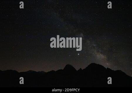 Milkway und Silhouette der Hügel Stockfoto