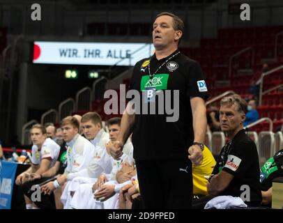 Düsseldorf, Deutschland. November 2020. Handball: EM-Qualifikation, Deutschland - Bosnien-Herzegowina, 2. Qualifikationsrunde, Gruppe 2, 1. Spieltag im ISS Dome: Deutschlands Nationaltrainer Alfred Gislason reagiert. Quelle: Bernd Thissen/dpa/Alamy Live News Stockfoto