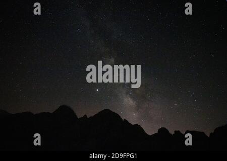 Milkway und Silhouette der Hügel Stockfoto