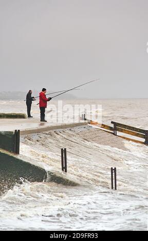 Seefischen vor Rossall Strand in Fleetwood Stockfoto