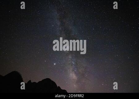 Milkway und Silhouette der Hügel Stockfoto