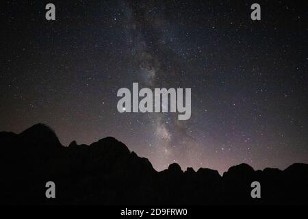 Milkway und Silhouette der Hügel Stockfoto