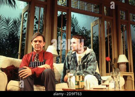 l-r: David Bamber (Guy), Joe Duttine (Eric) in MY NIGHT WITH REG von Kevin Elyot im Criterion Theatre, London SW1 21/11/1994 Design: William Dudley Beleuchtung: Jon Linstrum Regie: Roger Michell Stockfoto