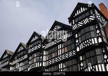 Nahaufnahme verschiedener Tudor-Gebäude in Chester, Großbritannien. Stockfoto