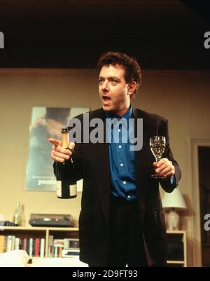 John Sessions (Daniel) in MY NIGHT WITH REG von Kevin Elyot im Criterion Theatre, London SW1 21/11/1994 Design: William Dudley Beleuchtung: Jon Linstrum Regie: Roger Michell Stockfoto