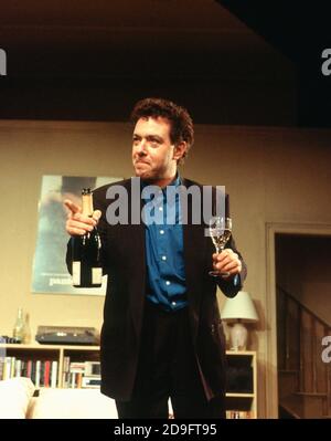 John Sessions (Daniel) in MY NIGHT WITH REG von Kevin Elyot im Criterion Theatre, London SW1 21/11/1994 Design: William Dudley Beleuchtung: Jon Linstrum Regie: Roger Michell Stockfoto