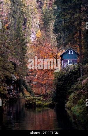 Winzige Hütte in Edmunds Gorge in Czech Rrepublic im Herbst Stockfoto