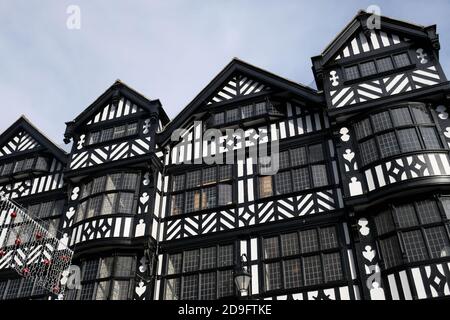 Nahaufnahme verschiedener Tudor-Gebäude in Chester, Großbritannien. Stockfoto