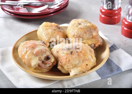 Im Ofen gebackene Hähnchenschenkel mit Mozzarella Käse oben geschmolzen Stockfoto