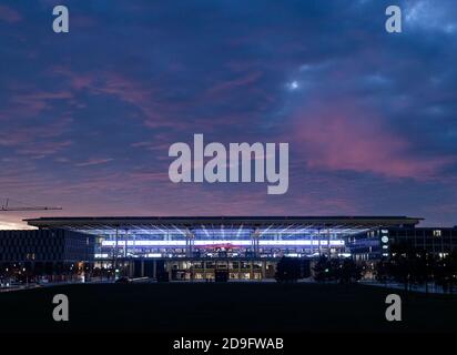 05. November 2020, Brandenburg, Schönefeld: Terminal 1 des neuen Flughafens Berlin Brandenburg Willy Brandt (BER) ist am frühen Abend hell erleuchtet. Foto: Bernd von Jutrczenka/dpa Stockfoto