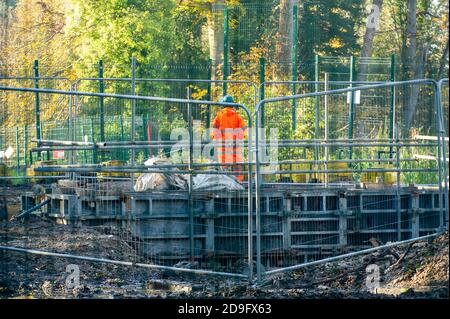 Denham, Buckinghamshire, Großbritannien. November 2020. Obwohl England nun zum zweiten Mal in einer Covid-19-Nationalsperre ist, dürfen HS2 die Bauarbeiten für die neue Hochgeschwindigkeitsstrecke von London nach Birmingham fortsetzen. Beton wurde heute in die Fundamente für eine neue HS2-Brücke über den Kreidefluss River Colne im Denham Country Park gepumpt. Quelle: Maureen McLean/Alamy Live News Stockfoto