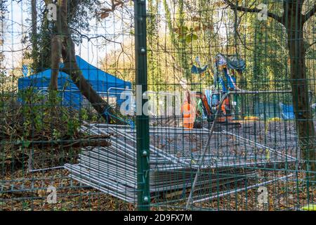 Denham, Buckinghamshire, Großbritannien. November 2020. Obwohl England nun zum zweiten Mal in einer Covid-19-Nationalsperre ist, dürfen HS2 die Bauarbeiten für die neue Hochgeschwindigkeitsstrecke von London nach Birmingham fortsetzen. Beton wurde heute in die Fundamente für eine neue HS2-Brücke über den Kreidefluss River Colne im Denham Country Park gepumpt. Quelle: Maureen McLean/Alamy Live News Stockfoto