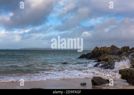 Wellen brechen am Porthgwidden Beach, St. Ives, Cornwall, Großbritannien Stockfoto