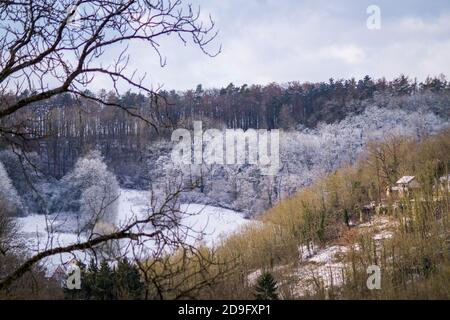 Landschaft teilweise von Schnee bedeckt Stockfoto