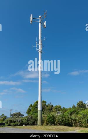 AUCKLAND, NEUSEELAND - 19. Dez 2019: Auckland / Neuseeland - 19 2019. Dezember: Blick auf die Mobilfunkbasisstation in Piha Stockfoto