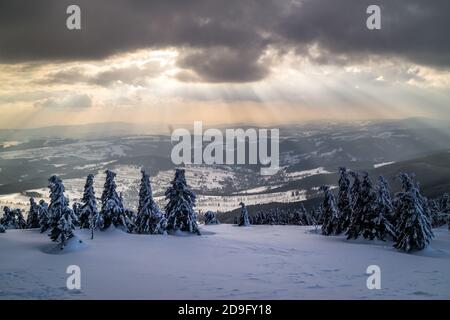 Sonnenstrahlen brechen durch Wolken Stockfoto