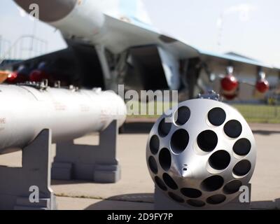 Kämpfer mit voller Munition. Russischer Kämpfer mit Raketen Stockfoto