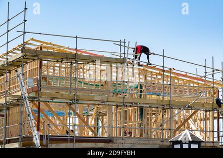 AUCKLAND, NEUSEELAND - 04. Dez 2019: Blick auf die neue Hausbaustelle mit Holzrahmen und Arbeiter auf dem Dach Stockfoto