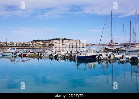 RETHYMNO, DIE INSEL KRETA, GRIECHENLAND - 30. MAI 2019: Wunderschöne Yachten im Hafen von Rethymno, der Insel Kreta, Griechenland. Stockfoto