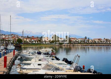 RETHYMNO, DIE INSEL KRETA, GRIECHENLAND - 30. MAI 2019: Wunderschöne Yachten im Hafen von Rethymno, der Insel Kreta, Griechenland. Stockfoto