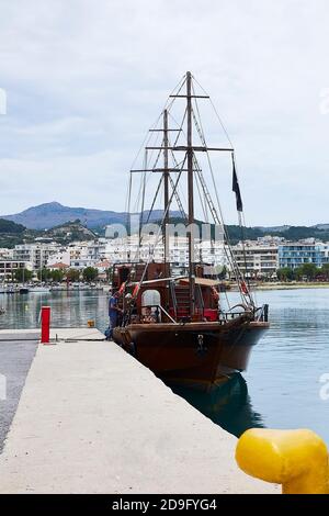 RETHYMNO, DIE INSEL KRETA, GRIECHENLAND - 30. MAI 2019: Wunderschöne Yachten im Hafen von Rethymno, der Insel Kreta, Griechenland. Stockfoto