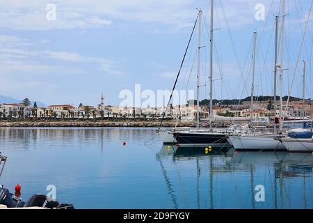 RETHYMNO, DIE INSEL KRETA, GRIECHENLAND - 30. MAI 2019: Wunderschöne Yachten im Hafen von Rethymno, der Insel Kreta, Griechenland Stockfoto