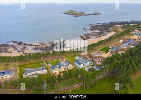 Luftaufnahme eines großen modernen Luxushauses neben Firth of Forth im Archerfield Estate in East Lothian, Schottland, Großbritannien Stockfoto