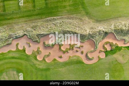 Luftaufnahme des Bunkers auf Fidra Links Golfplatz im Archerfield Links Golf Club in East Lothian, Schottland, Großbritannien Stockfoto