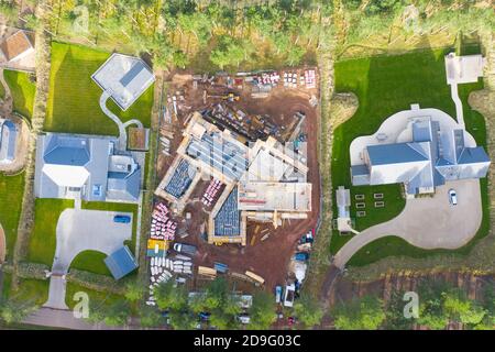 Luftaufnahme des Baus eines großen modernen Luxushauses am Wasser am Archerfield Estate in East Lothian, Schottland, Großbritannien Stockfoto