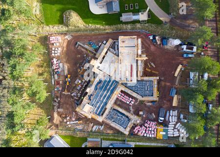 Luftaufnahme des Baus eines großen modernen Luxushauses am Wasser am Archerfield Estate in East Lothian, Schottland, Großbritannien Stockfoto