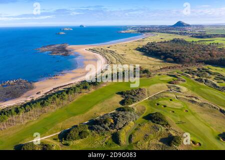 Luftaufnahme des Fidra Links Golfplatzes am Archerfield Links Golfclub und Yellowcraigs Beach in East Lothian, Schottland, Großbritannien Stockfoto