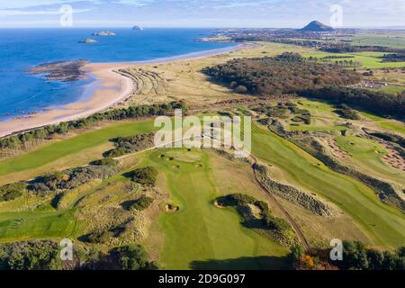 Luftaufnahme des Fidra Links Golfplatzes am Archerfield Links Golfclub und Yellowcraigs Beach in East Lothian, Schottland, Großbritannien Stockfoto